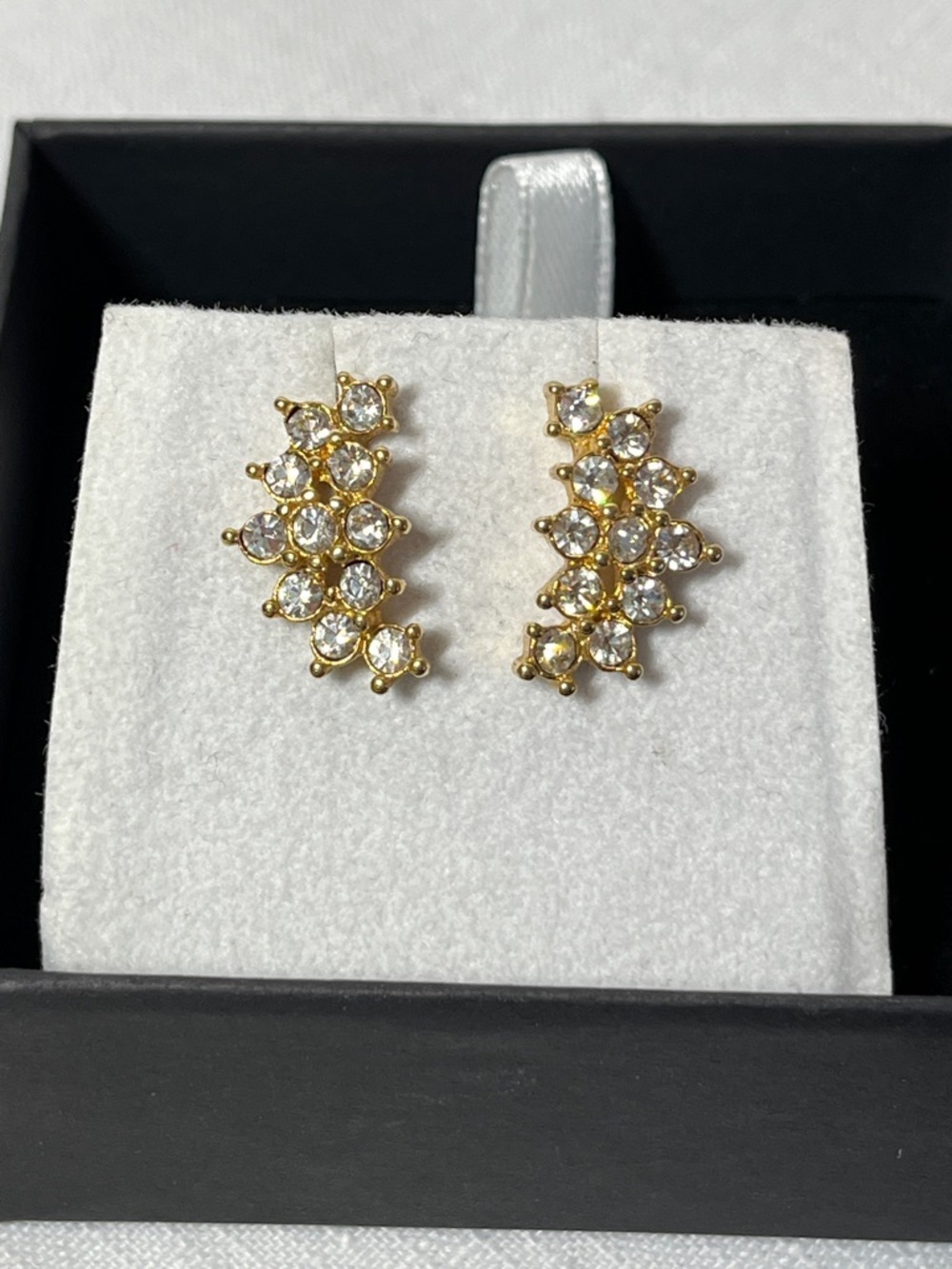 Vintage AVON Gold -tone and rhinestone Earrings. Statement. Studs.
Like new!